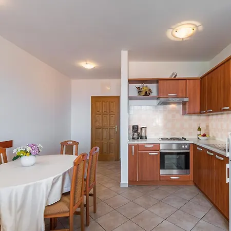 Apartment Strandnahe Mit Grossem Garten By Interhome Dajla