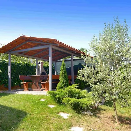 Apartment Strandnahe Mit Grossem Garten By Interhome Dajla